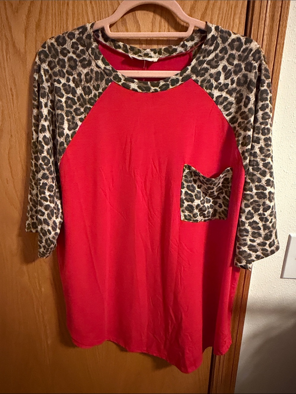 🫶🏼5 for $45!!🫶🏼Zenana Outfitters Red Raglan Top with Leopard Trim - Picture 1 of 3